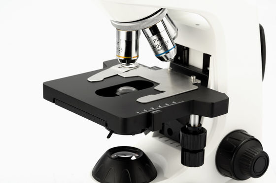 4 microscope biologique de laboratoire de la position 40X avec l'étape mécanique